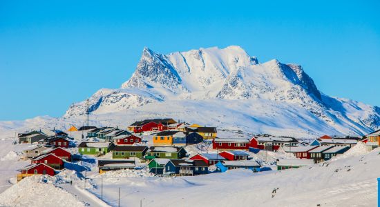 At arbejde i Grønland, om det er for en kortere eller længere periode, giver dig en enestående mulighed for at opleve et af verdens mest fascinerende og afsidesliggende områder. Grønland byder på en rig kultur, spektakulær natur og en helt særlig livsstil, som gør hver dag til et nyt eventyr. Her er nogle af de unikke oplevelser, du kan se frem til.